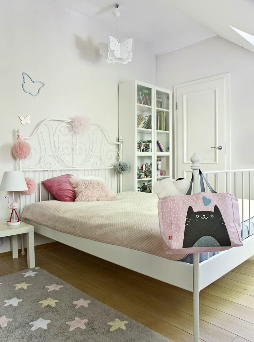 eleganckie wnętrze projektu Miśkiewicz Design sypialnia z dużym łóżkiem na drewnianej podłodze