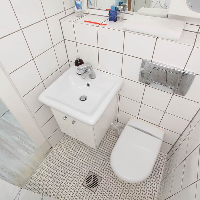mikromieszkanie 13 mkw projektu Szymona Hanczara biała łazienka