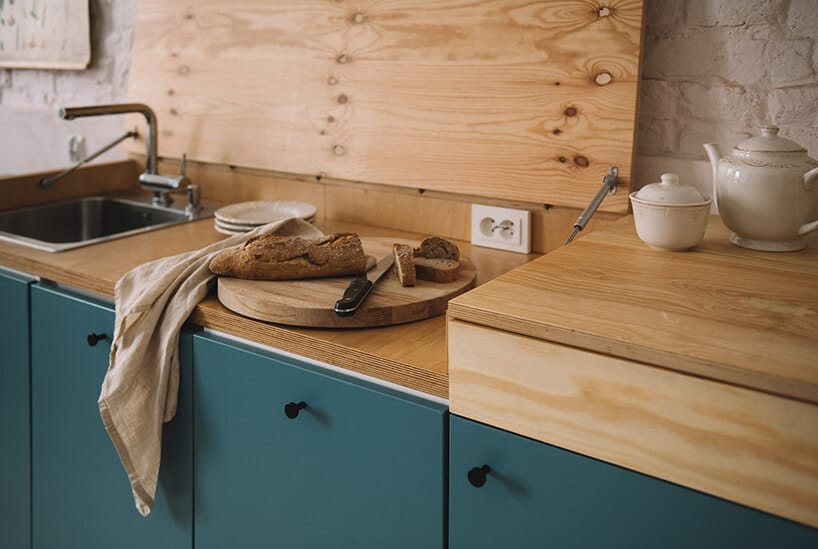 szafka kuchenna z otwartym blatem podnoszonym przykrywającym zlewozmywak