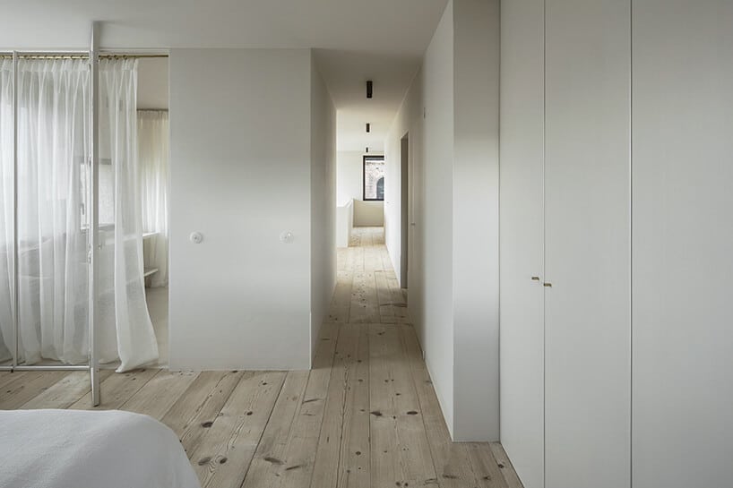 styl minimalistyczny wnętrze sypialni i korytarza w białym kolorze