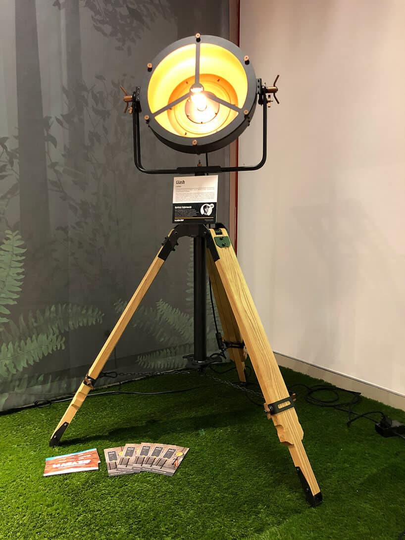 wyjątkowa duża lampa na trójnogu