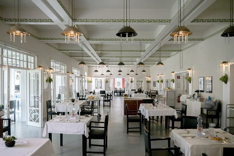 wnętrze białej restauracji