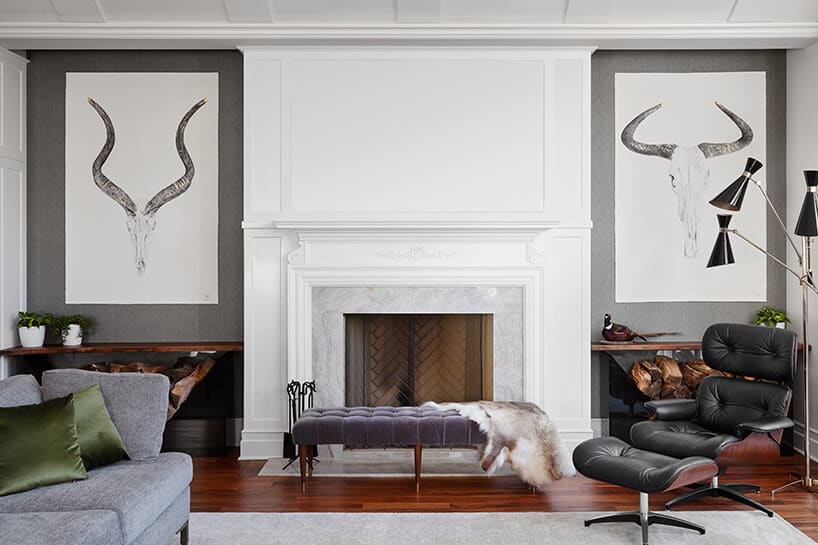 modernistyczne wnętrze Ravenswood Residence elegancki salon z fioletowym siedziskiem i eleganckim fotelem z podnóżkiem wykończony drewnem