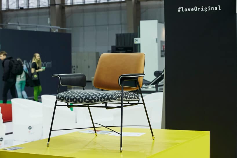 krzesło z różnymi obiciami na siedzisku i oparciu na żółtej podstawce na Arena Design 2019