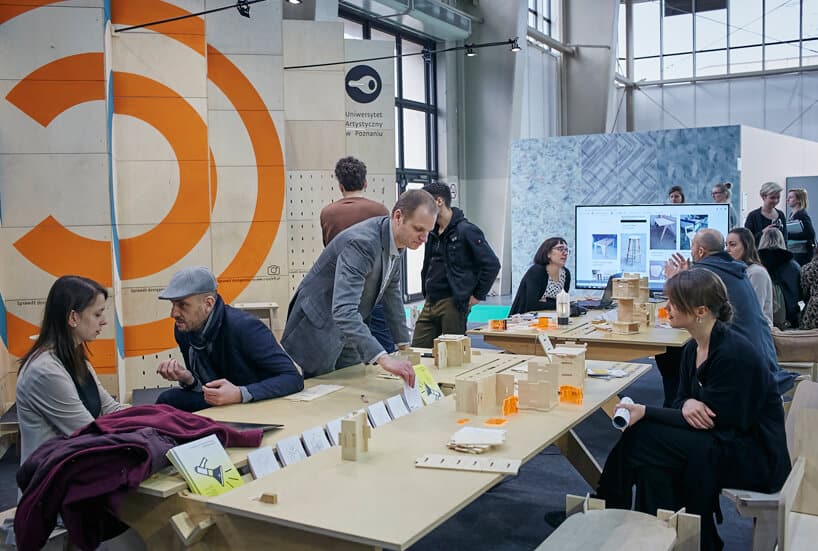 odwiedzający w jednym z miejsc do dyskusji na Arena Design 2019