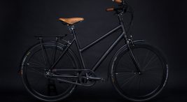 czarny rower ze skórzanym siodełkiem i rączkami