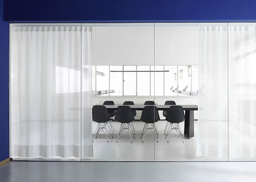 sala konferencyjna z zasłona