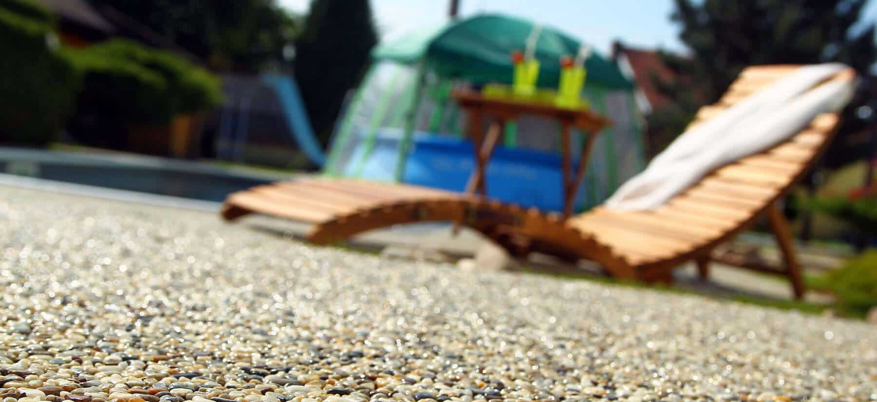 drewniany leżak na powierzchni z małych kamyków