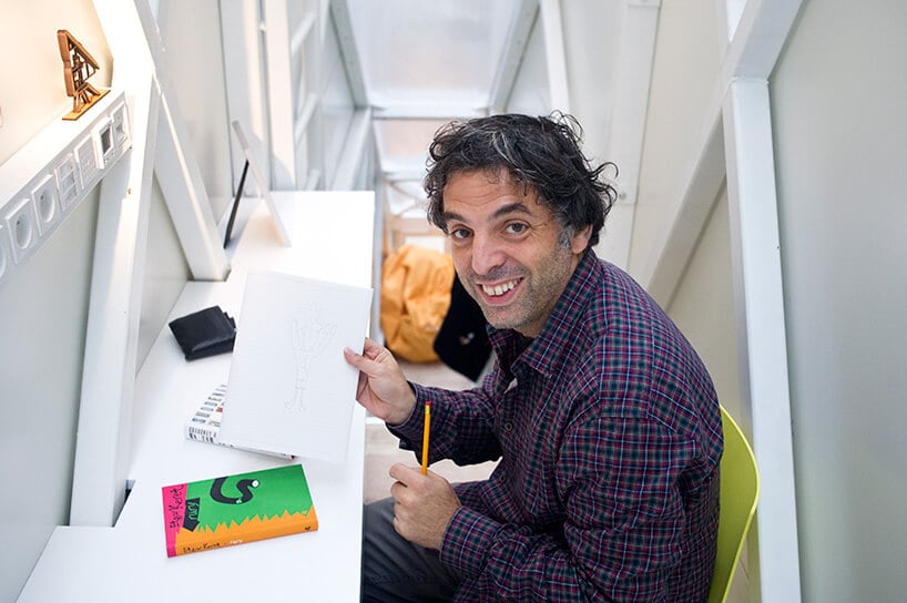 Keret przy biurku