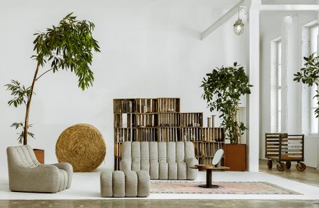 szara sofa pufa i fotel z kolekcji Wadi od Nobonobo projektu Tomka Rygalika w aranżacji jasnego salonu