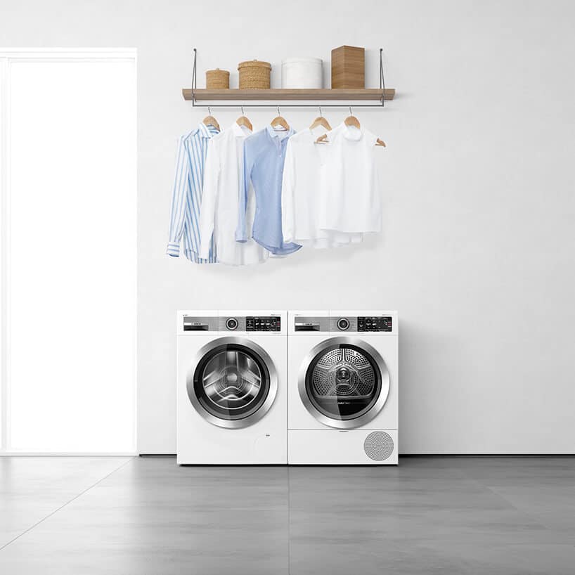 nowczesna suszarka samoczyszcząca Bosch obok nowoczesnej pralki Bosch pod wieszakiem na ubrania z koszulami