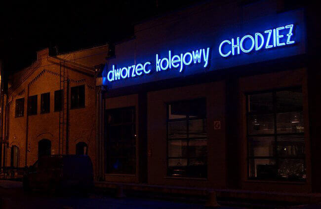 neon dworzec kolejowy Chodzież