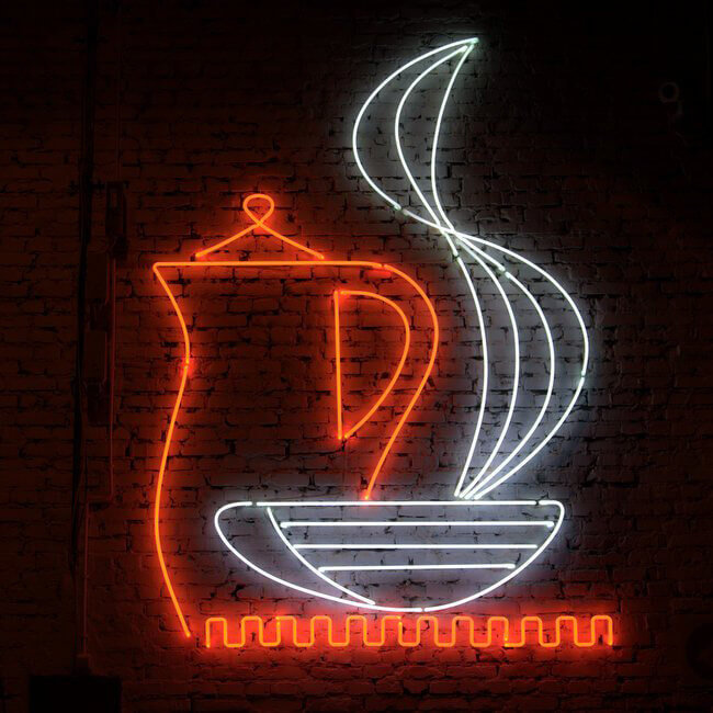 neon imbryka i filiżanki