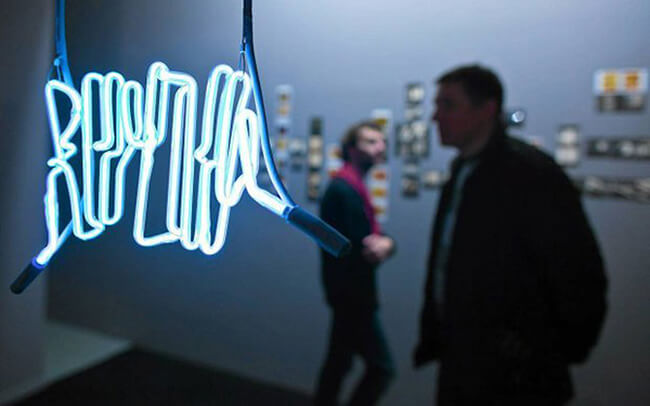 mały niebieski neon