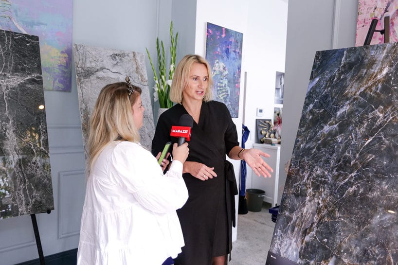 dziennikarka podczas wywiadu pośród gresów Opoczno