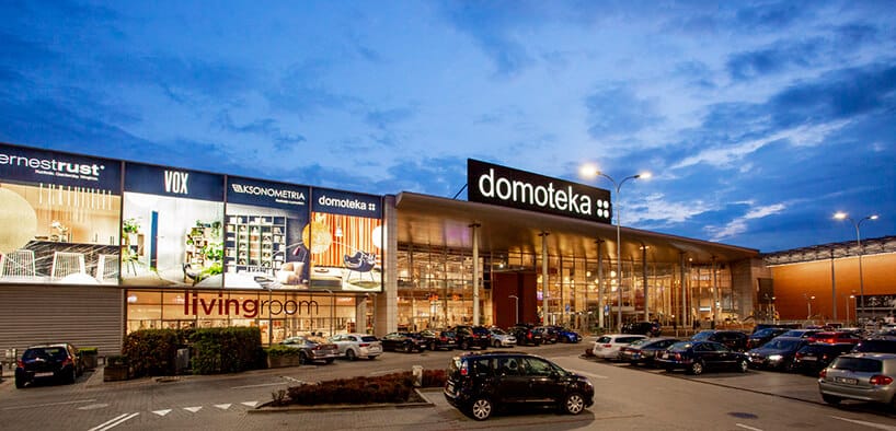 zdjęcie frontu siedziby z szyldem domoteka