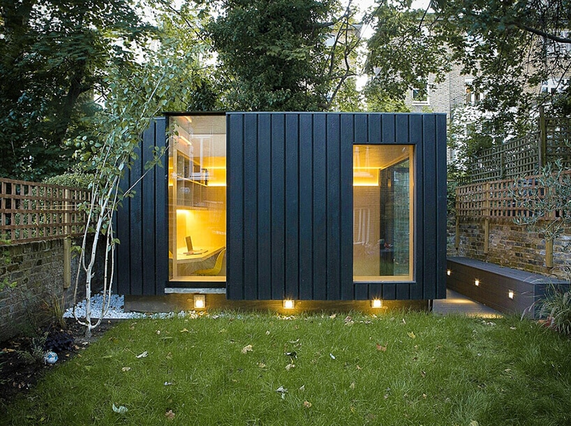 małe biuro w ogrodzie Blackened Cedar Exteriors od Neil Dusheiko Architects