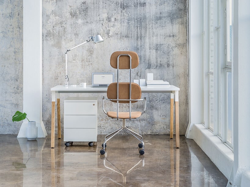 nowoczesne biurko Ogi od biały blat na drewnianych brązowych nogach na błyszczącej kamiennej podłodze MDD