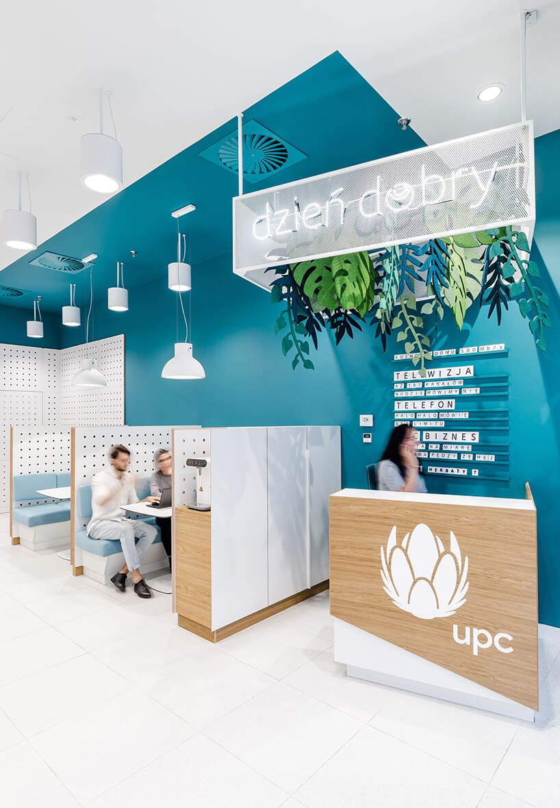 biały i turkusowy nowoczesny punkt sprzedaży UPC od Workplace Solutions małe boxy do obsługi klientów