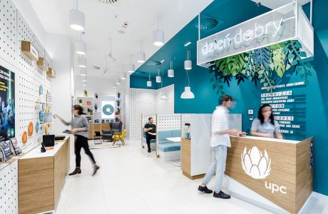 biały i turkusowy nowoczesny punkt sprzedaży UPC od Workplace Solutions z drewnianymi dodatkami