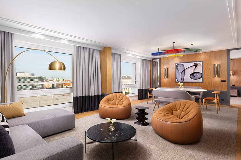 hotel Sofitel aranżacja apartamentu z dwoma pomarańczowymi siedziskami