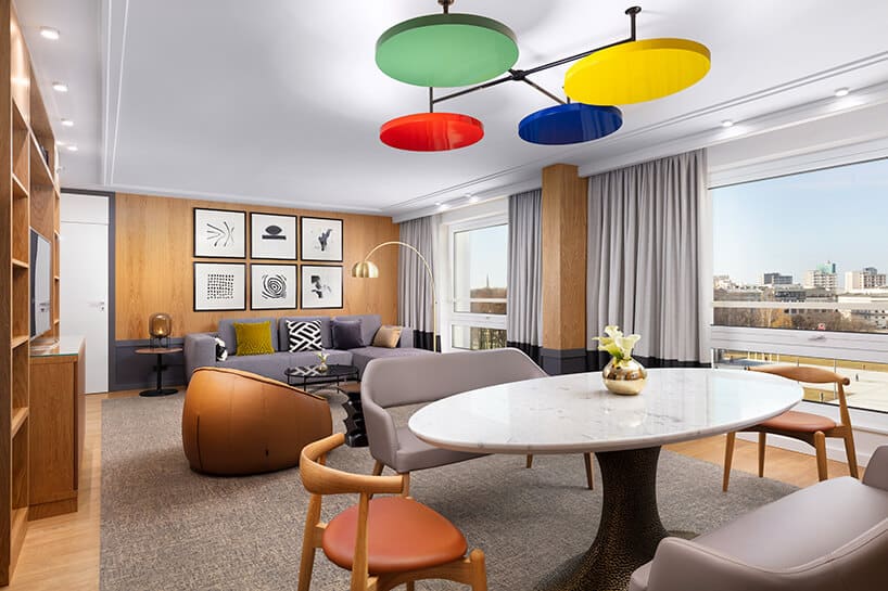 hotel Sofitel aranżacja apartamentu z kolorowym żyrandole