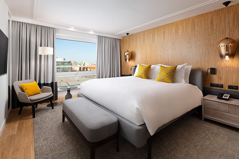 hotel Sofitel aranżacja apartamentu z dużym łóżkiem i duzymi drzwiami tarasowymi