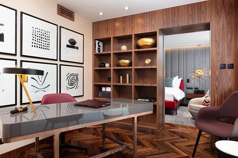 hotel Sofitel aranżacja apartamentu z szarym stołem i drewnianą zabudową
