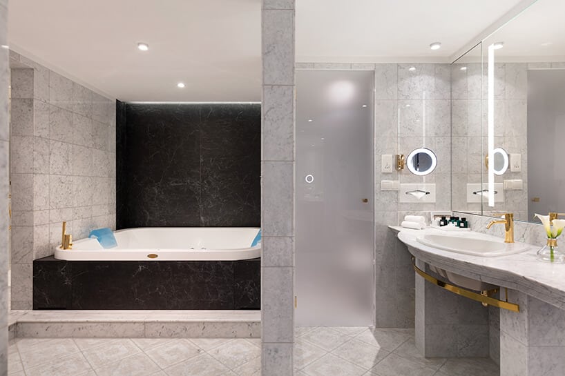 hotel Sofitel aranżacja apartamentu z duża wanną w łazience