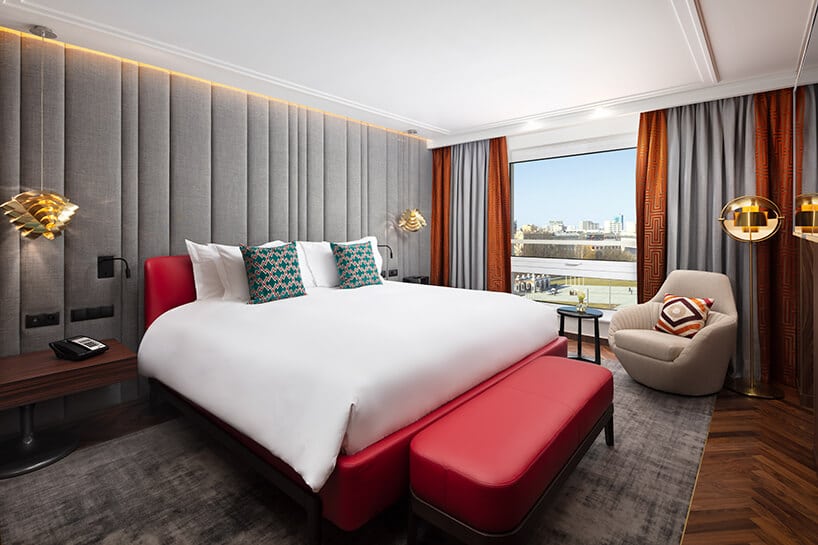 hotel Sofitel aranżacja apartamentu z dużym czerwonym łóżkiem