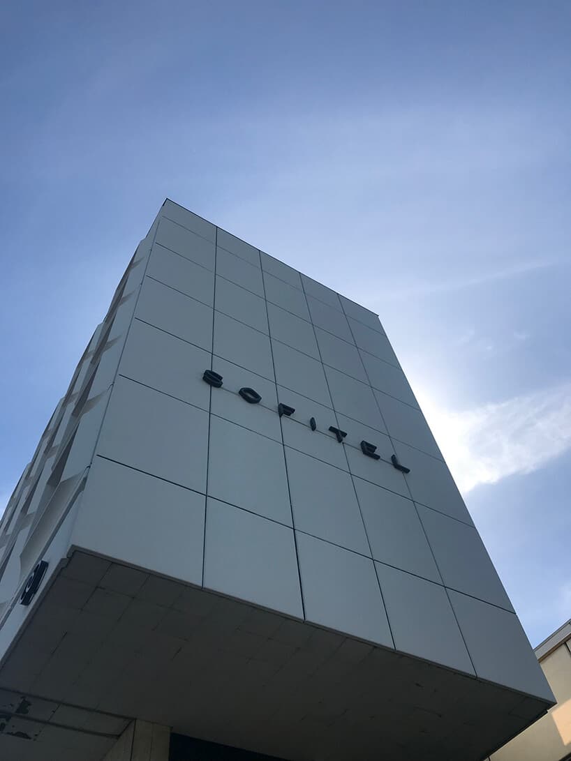 szara bryłą hotelu Sofitel w Warszawie