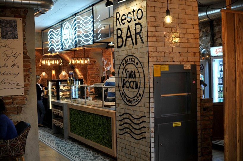 neonewe fale z logiem starej poczty nad barem w restauracji
