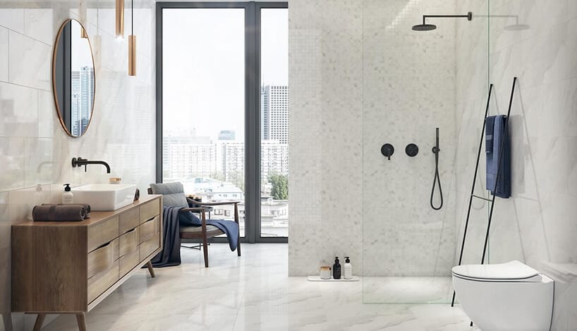 nowoczesna jasna łazienka z płytkami Marble Charm od Opoczno z drewnianą stojącą szafką na tle wysokiego okna w płytkach