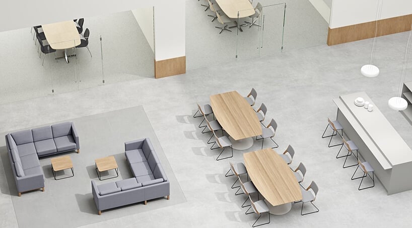 nowoczesna przestrzeń biurowa od Kinnarps aranżacja open space z dwoma salami konferencyjnymi za przeszkolonymi drzwiami z dwoma narożnymi sofami w open space
