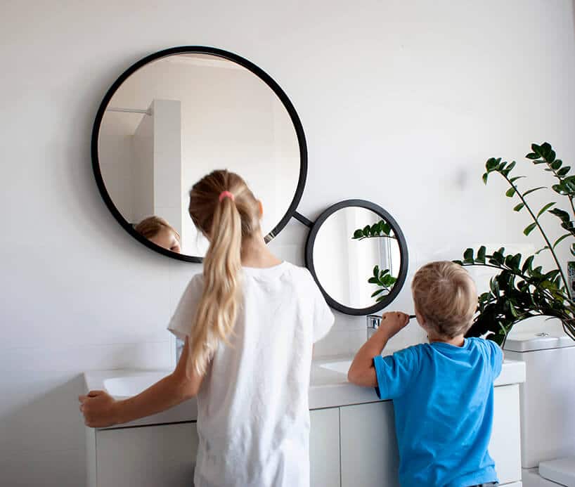 dwa połączone lustra okrągłe Scandi-Duo od GieraDesign o różnej wielkości w czarnej ramce w jasnej łazience