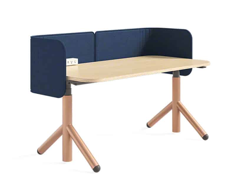 drewniane biurko Flex od Steelcase z niebieską ścianką