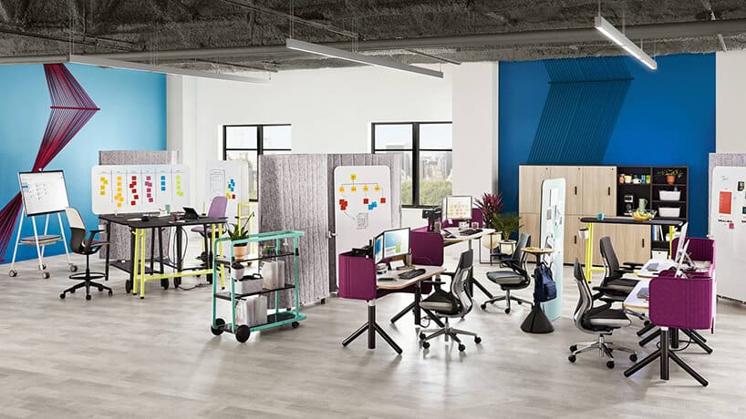 aranżacja przestrzeni open space z biurkami Flex od Steelcase