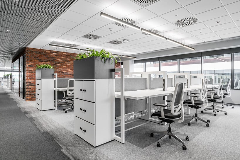 białe biurka Stand Up R od Mikomax Smart Office jasnej przestrzeni open space