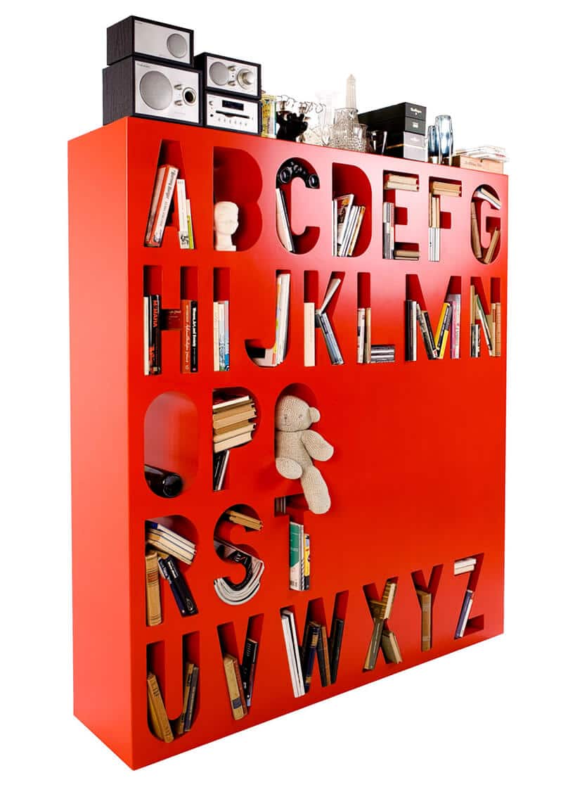 nowoczesny regał na książki czerwony z wydrążonymi literami alfabetu jako półkami