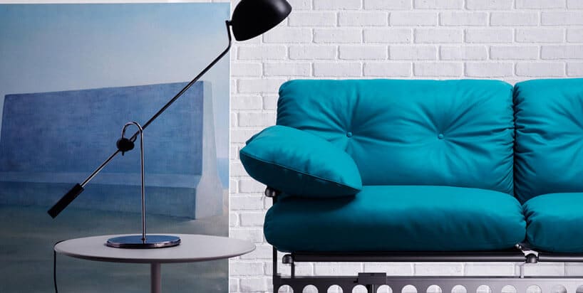 niebieska sofa jasna ściana