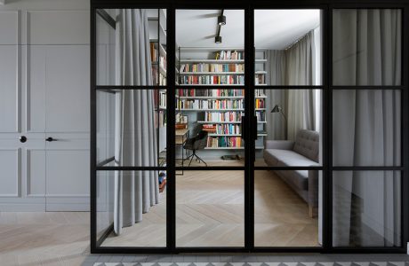 biblioteczka w nowoczesnym białym zdjęciu oddzieloną szklaną ścianą