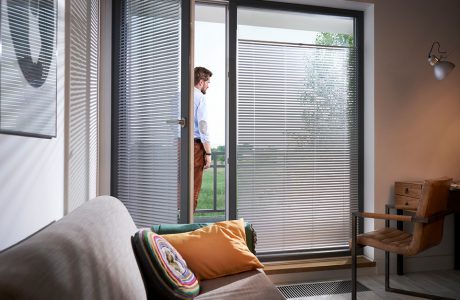 elegancki gabinet z sofą i żaluzjami aluminiowymi anwis w dużych panoramicznych oknach