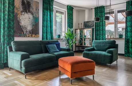 zielony zestaw wypoczynkowy Monday od Gala Collezione zielona sofa obok zielonego fotela przy pomarańczowej pufie