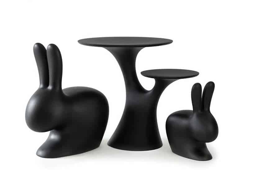 czarny stolik The Rabbit od QeeBoo z dowma krzesłami w kształcie królików