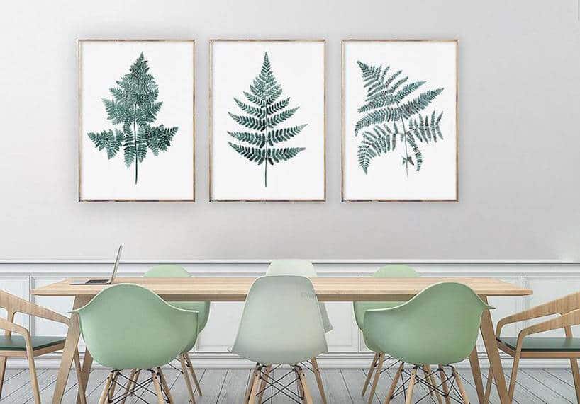 trzy ilustracje Green Fern od Watercolor Botanicals grafiki zielonych liści na drewnianym stołem