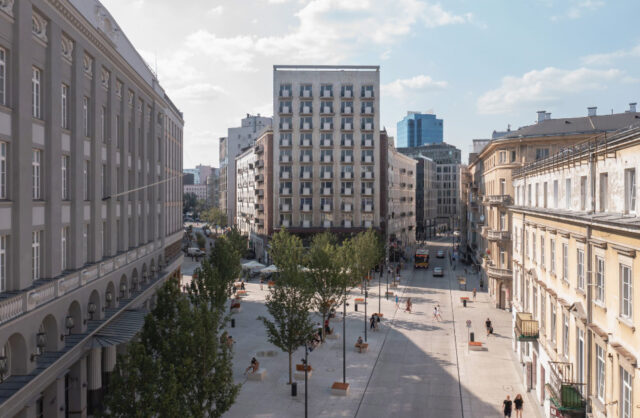 Odpoczynek w cieniu klonów: plac Pięciu Rogów