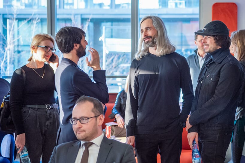 goście podczas rozmów na otwarciu showroomu MDD
