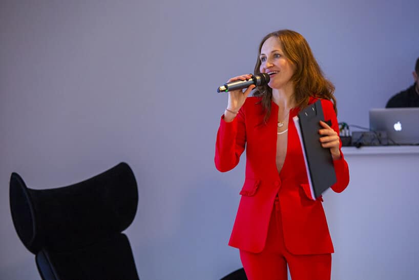kobieta w czerwonym kostiumie Olga Kisiel-Konopka podczas wystąpienia