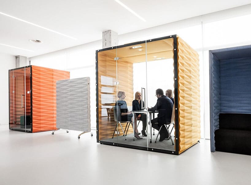dwa boxy od VANK w open space