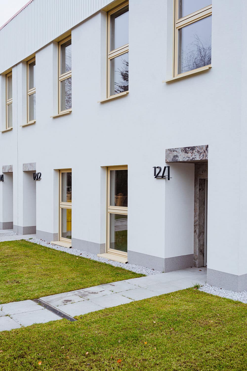 minimalistyczne budynki z subtelnymi uszlachetniającymi dodatkami